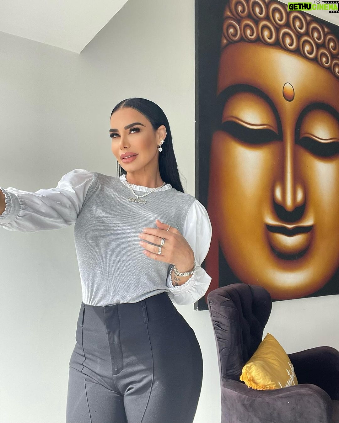 Lis Vega Instagram - El destino lo construyes día a día , el camino hay que abrazarlo, amarlo , agradecerlo , sentirlo y vibrarlo 🫶🏼♾️ Un día a la vez 🙌🏻♾️ solo por hoy 🤍 Todo pasa , todo sana y todo se transforma desde el amor 🕉️ #namaste #lapoetadelourbano #mylife 🫶🏼