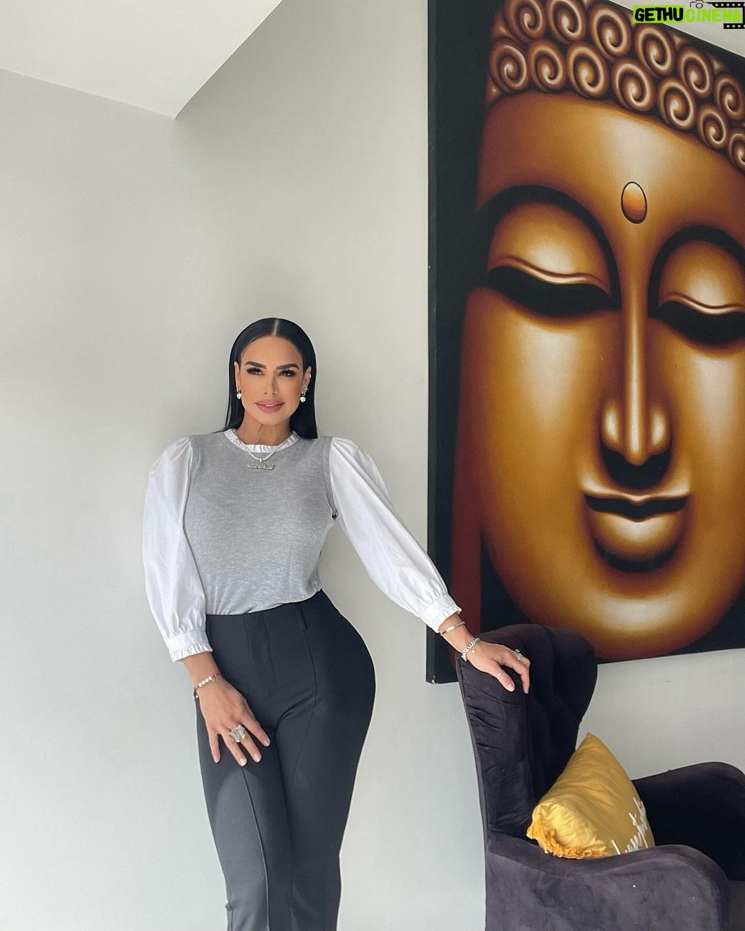 Lis Vega Instagram - El destino lo construyes día a día , el camino hay que abrazarlo, amarlo , agradecerlo , sentirlo y vibrarlo 🫶🏼♾️ Un día a la vez 🙌🏻♾️ solo por hoy 🤍 Todo pasa , todo sana y todo se transforma desde el amor 🕉️ #namaste #lapoetadelourbano #mylife 🫶🏼