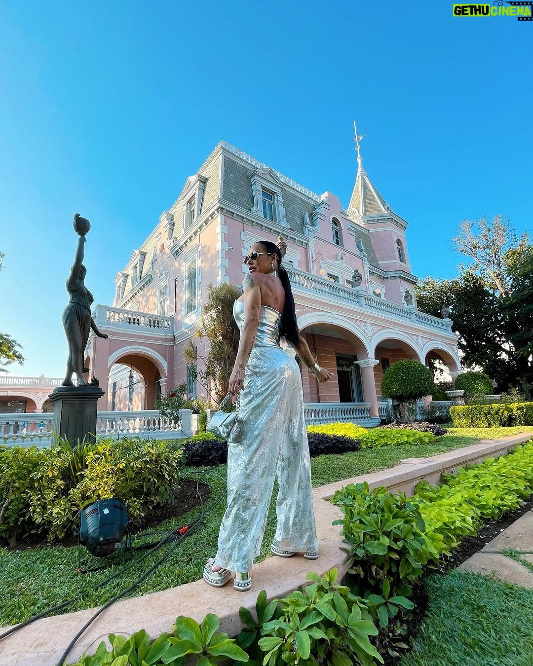 Lis Vega Instagram - El universo responde a la actitud y a la vibración que emites 🪐🕉️ Amo los nuevos caminos, desaprender para aprender 🫶🏼 Para que lleguen cosas nuevas debemos de limpiar nuestra energía, borrar todo y reiniciar 🫶🏼♾️ #Lapoetadelourbano #lovemylife 🫶🏼 Mérida Yucatán