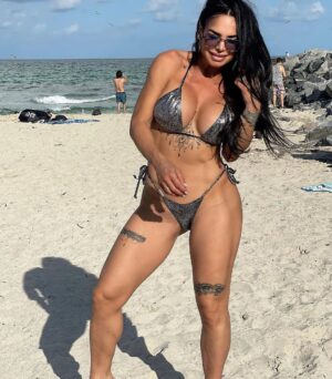 Lis Vega Instagram - EL ☀️ESTÁ QUE QUEMA QUIERO MÁS 🥵
SIEMPRE SERÁ MI LUGAR FAVORITO 🙌🏻 🌊
Bendecido jueves para todos 🙌🏻🙌🏻♾️
#tbt #juevesdetbt #loveyourself 🙌🏻🦋 #vuelolibre 
@mystikactivemx #baladores #wonasnstyle 💙 
#lapoetadelourbano #myflow #onlyfans #linkinbio #sincensura 🔥