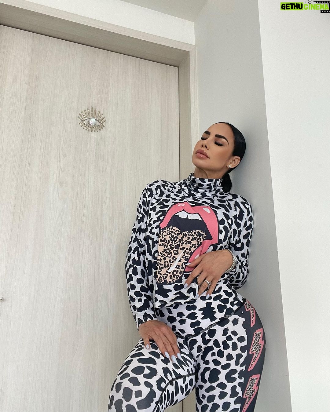 Lis Vega Instagram - 👅🤑🤪 #haters 🔥 Mis más grandes maestros de cómo no deseo jamás vibrar 🙌🏻♾️ La opinión es tuya pero la vida es mía. SER Y DEJAR SER 🫶🏼 #nevergiveup 🪐 #lapoetadelourbano #myflow @mystikactivemx 🫶🏼♾️ 𝓜𝔂 𝓵𝓲𝓯𝓮