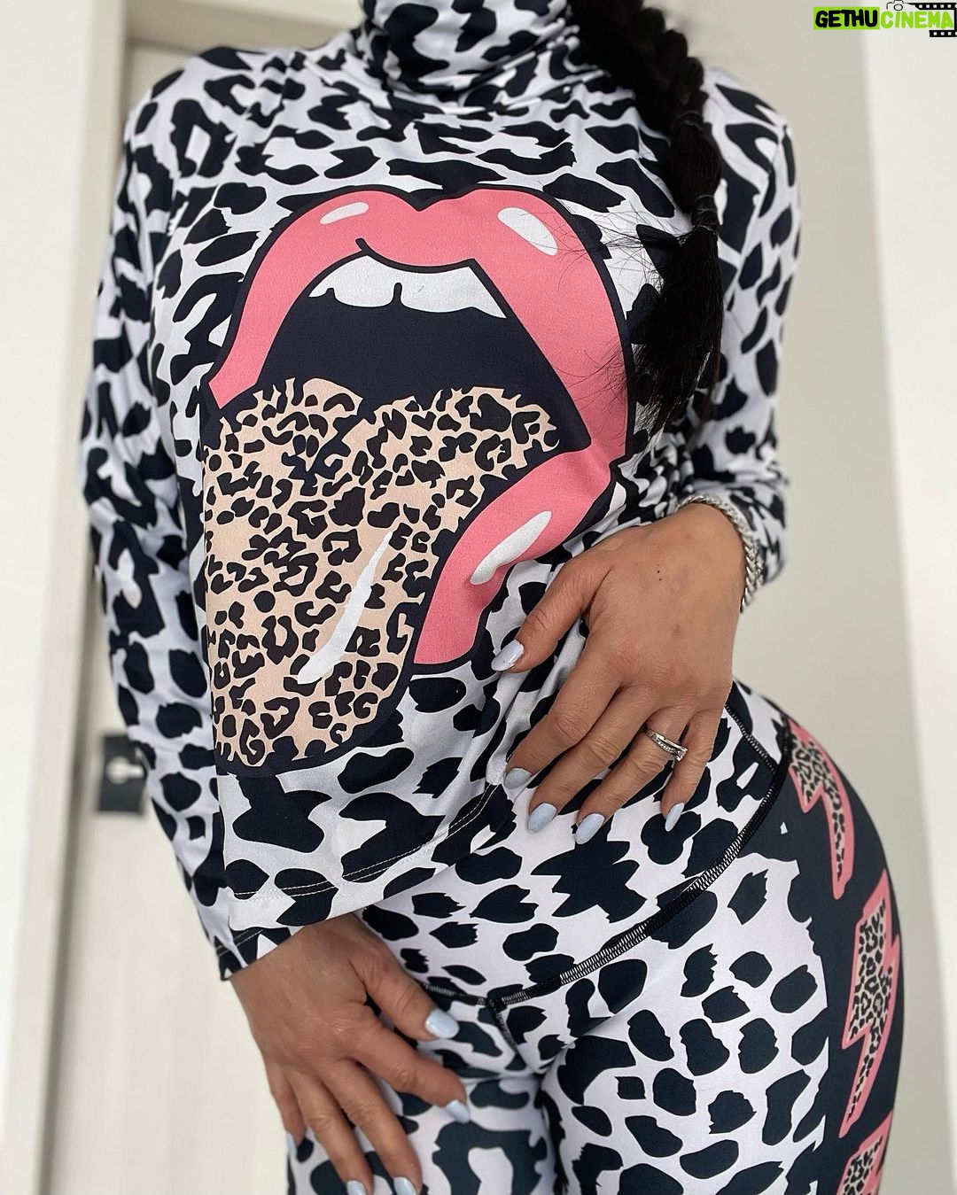 Lis Vega Instagram - 👅🤑🤪 #haters 🔥 Mis más grandes maestros de cómo no deseo jamás vibrar 🙌🏻♾️ La opinión es tuya pero la vida es mía. SER Y DEJAR SER 🫶🏼 #nevergiveup 🪐 #lapoetadelourbano #myflow @mystikactivemx 🫶🏼♾️ 𝓜𝔂 𝓵𝓲𝓯𝓮