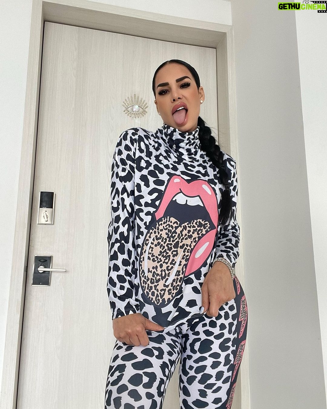 Lis Vega Instagram - 👅🤑🤪 #haters 🔥 Mis más grandes maestros de cómo no deseo jamás vibrar 🙌🏻♾️ La opinión es tuya pero la vida es mía. SER Y DEJAR SER 🫶🏼 #nevergiveup 🪐 #lapoetadelourbano #myflow @mystikactivemx 🫶🏼♾️ 𝓜𝔂 𝓵𝓲𝓯𝓮