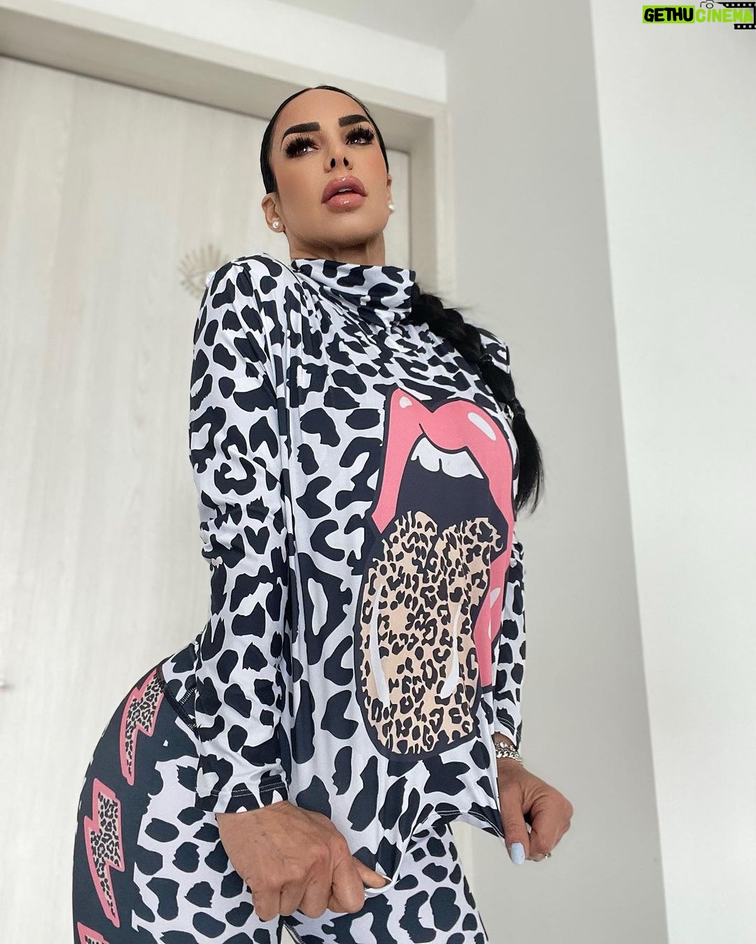 Lis Vega Instagram - 👅🤑🤪 #haters 🔥 Mis más grandes maestros de cómo no deseo jamás vibrar 🙌🏻♾️ La opinión es tuya pero la vida es mía. SER Y DEJAR SER 🫶🏼 #nevergiveup 🪐 #lapoetadelourbano #myflow @mystikactivemx 🫶🏼♾️ 𝓜𝔂 𝓵𝓲𝓯𝓮