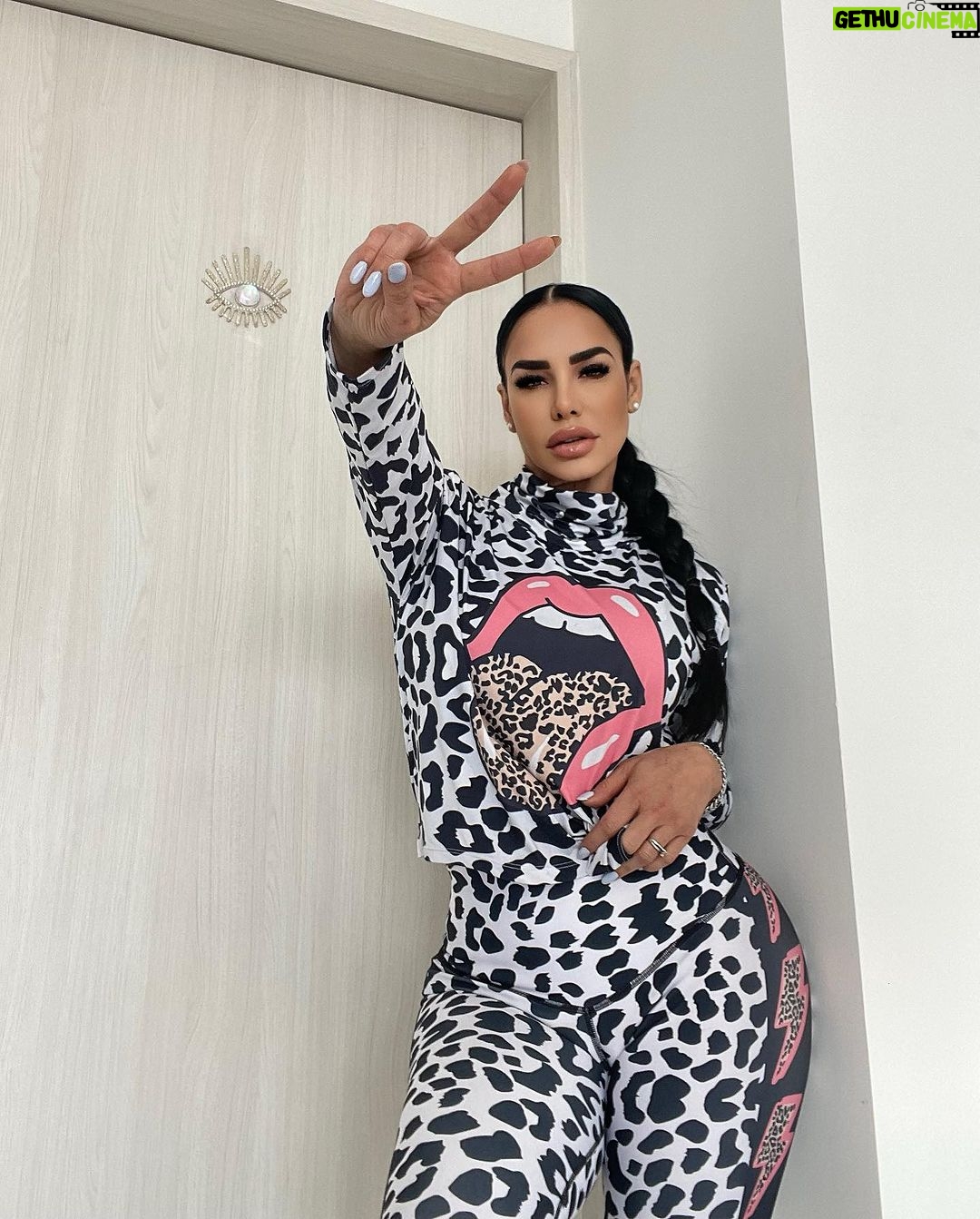 Lis Vega Instagram - 👅🤑🤪 #haters 🔥 Mis más grandes maestros de cómo no deseo jamás vibrar 🙌🏻♾️ La opinión es tuya pero la vida es mía. SER Y DEJAR SER 🫶🏼 #nevergiveup 🪐 #lapoetadelourbano #myflow @mystikactivemx 🫶🏼♾️ 𝓜𝔂 𝓵𝓲𝓯𝓮