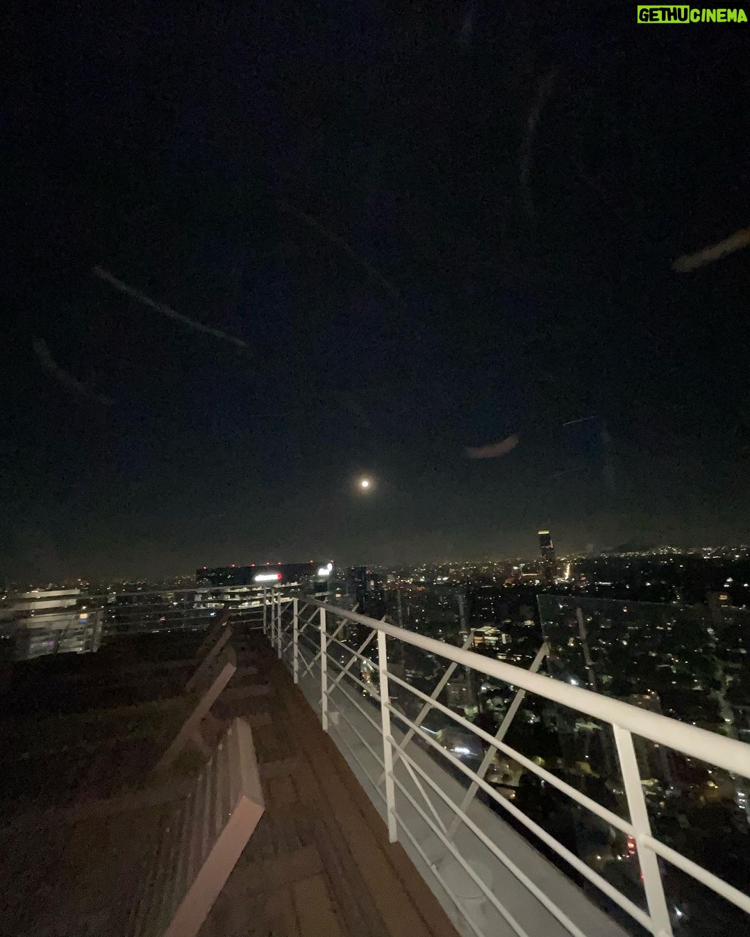 Lis Vega Instagram - 🌜 I love new beginnings, in my world you only walk along paths full of learning and opportunities #newcicle #nevergiveup 🫶🏼 #lapoetadelourbano #myfloe #mylife #godenergy 🌜♾️🫶🏼🪐🫠 𝓜𝔂 𝓵𝓲𝓯𝓮