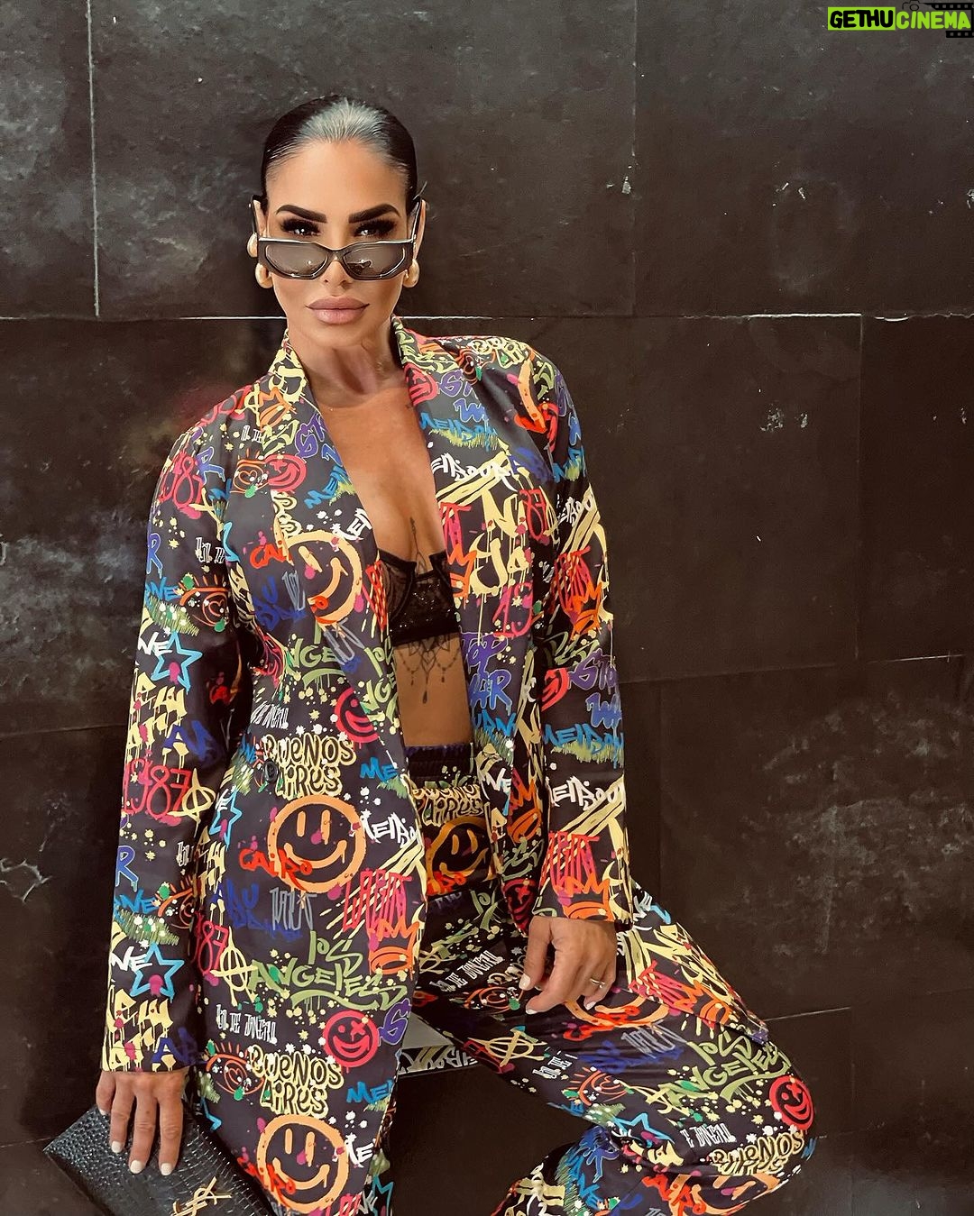 Lis Vega Instagram - SOY MรS GUERRERA QUE PRINCESA, PERO POR NADA DEJARรA CAER MI ๐ Att:LA REINA ๐ . Mi tiempo, mi mundo, mis reglas ๐ . #lapoetadelourbano #newmusic #comingsoon #newmusic #myflow by @mary_queen_fashion @mary_queen_fashion2 #boutique #miami โค๏ธ #flow #fashion #womansstyle #womanspower #mystyle #nevergiveup #actriz #cantante #celebrities #latina #cubana #mexicana ๐๐ ๐ต๐ฒ๐ฏ๐ฎ