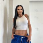 Lis Vega Instagram - Si me mienten a mí que te hace pensar que contigo serán diferentes , personas así siempre van a ver por sus prioridades sin importar lastimar a su paso con sus mentiras , su lealtad estará hasta el día que dejen de obtener de ti lo que les sumas . La diferencia es que yo siempre he estado consiente de eso , he sido realista y jamás dejaré de dar lo que llevo en mi 🫶🏼 ✍️ Sin expectativas, el que más rápido acepta su realidad , más rápido sobrevive 🙌🏻 Jamás me arrepentiré de hacer el bien a mi paso ♾️ Cada quien que cargue con sus propias cadenas y se hagan responsables después de sus malas acciones ♾️🫶🏼🙌🏻 #lapoetadelourbano #disfrutandomeelproceso #amomivida #nevergiveup 🪐 #goodvibesonly 🦋 #vuelolibre #mytime #happyweekend 🤍 𝓜𝔂 𝓵𝓲𝓯𝓮