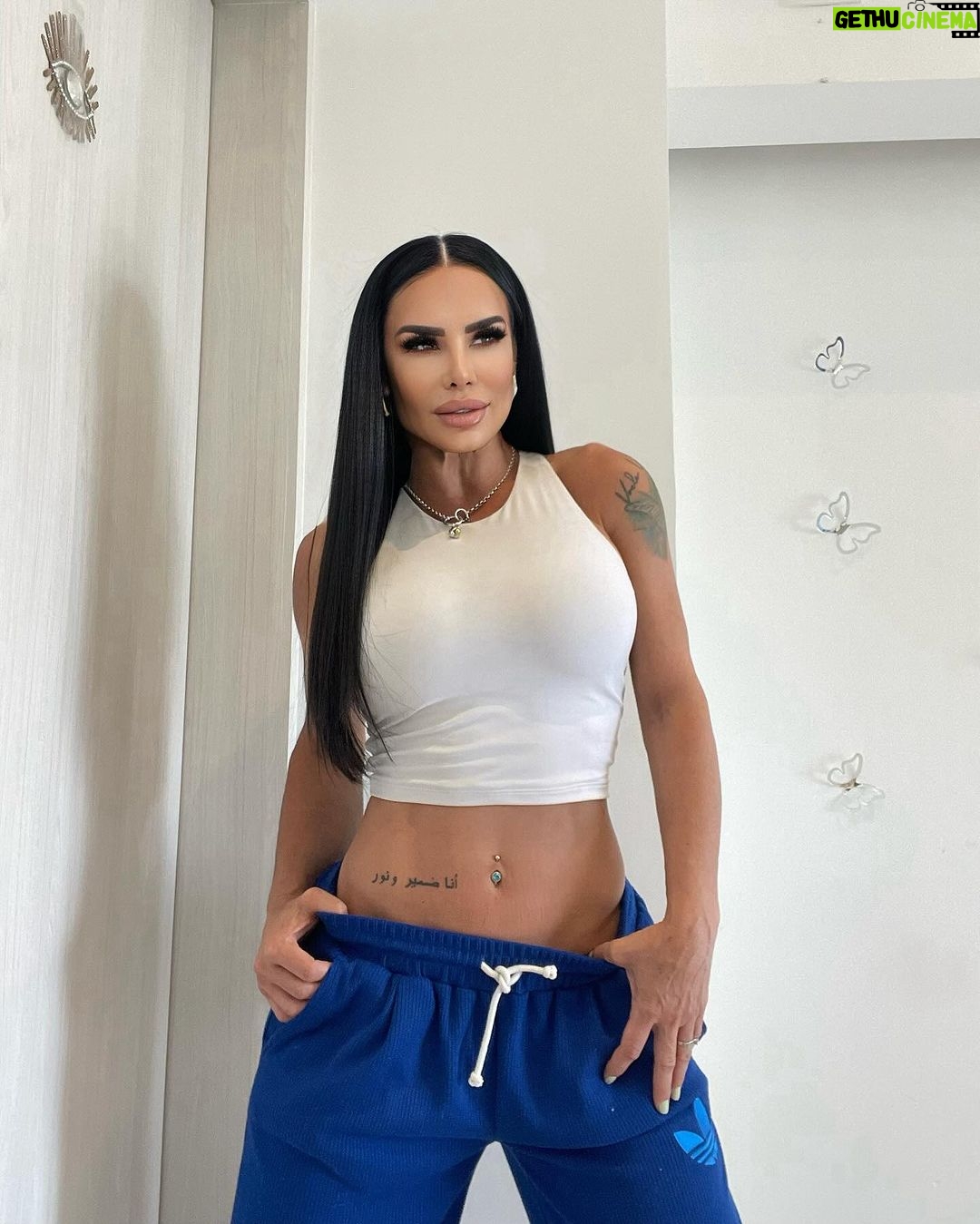 Lis Vega Instagram - Si me mienten a mí que te hace pensar que contigo serán diferentes , personas así siempre van a ver por sus prioridades sin importar lastimar a su paso con sus mentiras , su lealtad estará hasta el día que dejen de obtener de ti lo que les sumas . La diferencia es que yo siempre he estado consiente de eso , he sido realista y jamás dejaré de dar lo que llevo en mi 🫶🏼 ✍️ Sin expectativas, el que más rápido acepta su realidad , más rápido sobrevive 🙌🏻 Jamás me arrepentiré de hacer el bien a mi paso ♾️ Cada quien que cargue con sus propias cadenas y se hagan responsables después de sus malas acciones ♾️🫶🏼🙌🏻 #lapoetadelourbano #disfrutandomeelproceso #amomivida #nevergiveup 🪐 #goodvibesonly 🦋 #vuelolibre #mytime #happyweekend 🤍 𝓜𝔂 𝓵𝓲𝓯𝓮