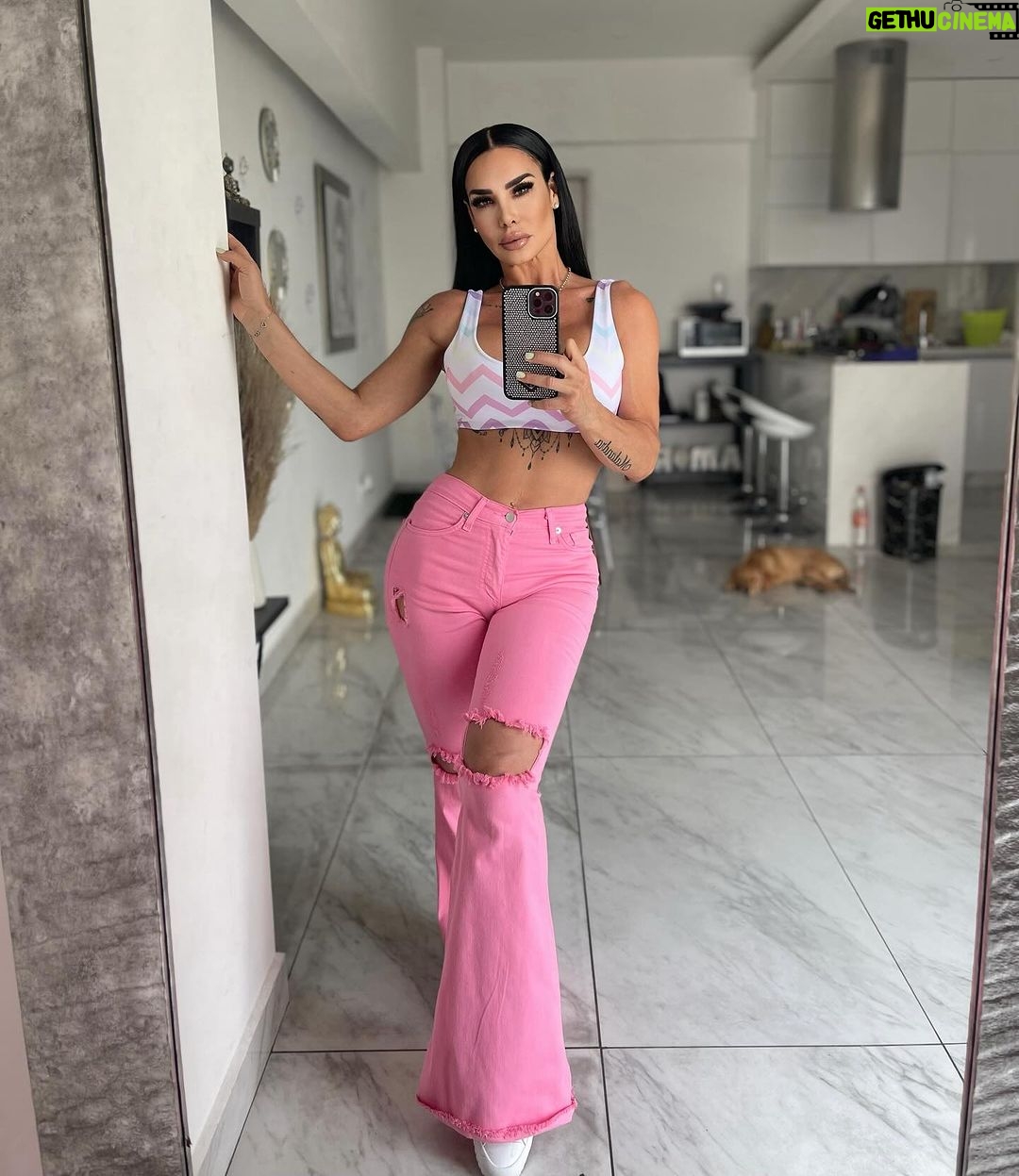 Lis Vega Instagram - ✨ A veces seremos esa luz para quienes necesitan un abrazo , esa motivación para quienes en un momento de oscuridad necesitan un empujón , o nos tocara a nosotros mismos abrazarnos , recoger nuestros propios pedazos rotos con mucho amor , en silencio y gran valentía volverlos armar ✨ VOLVERNOS A REINICIAR ✨🙌🏻🫶🏼 Sean más bellos de alma que lindos , personas lindas hay muchas , bellas de alma muy pocas 🫶🏼🙌🏻 Reiniciándome , concentrada en una mejor versión de mí cada día en todos los aspectos 🪬 Disfruten su nuevo día 🫶🏼 #enjoythesilence #enjoythemoment #enjoythelife 🙌🏻✨♾️ En el Camino