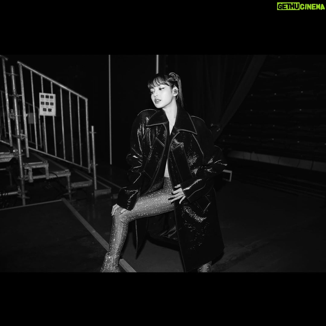 Lisa Instagram - Hier soir était incroyable. Un grand merci aux pièces jaunes pour cette nuit inoubliable. Ravie d’avoir revu les blinks français, love you