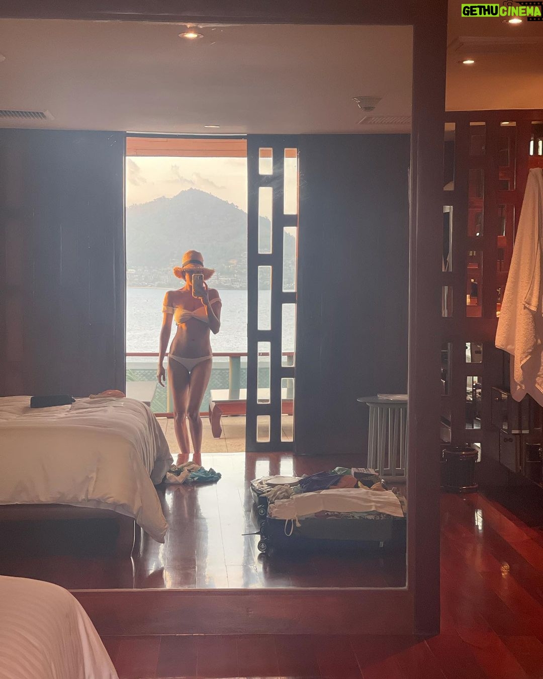 Lisa Haydon Instagram - 2022 outlook 💛☀️ 💛