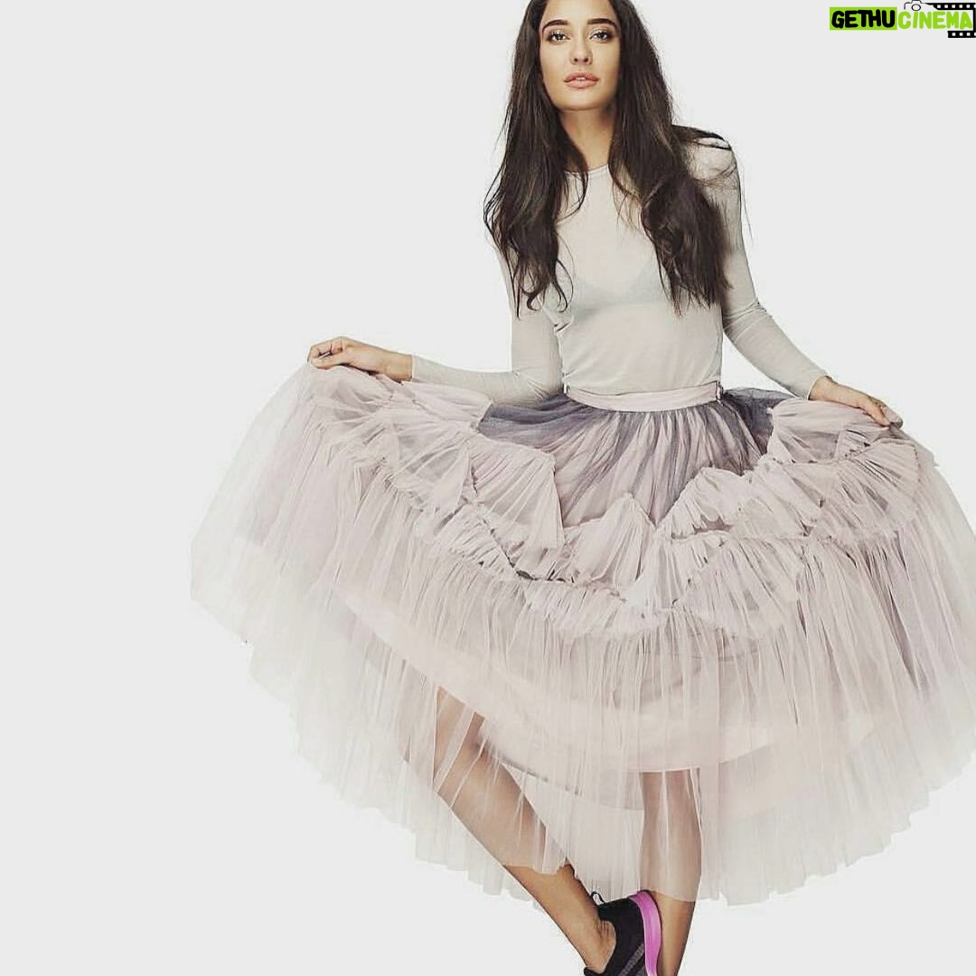 Lisa Haydon Instagram - Here’s a fun memory of when I used to wear clothes #covid19quarantine