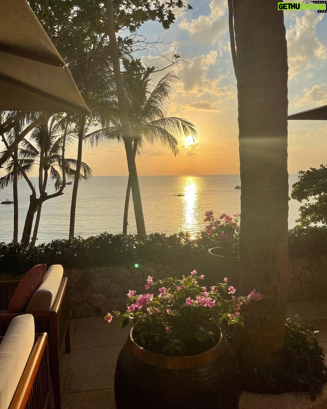 Lisa Haydon Instagram - 2022 outlook 💛☀️ 💛