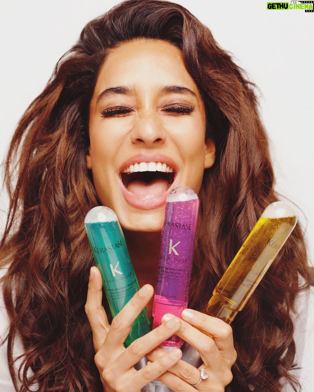 Lisa Haydon Instagram - The Photogarapher must have said something reallyyyyyy funny 😝 Head to your nearest @kerastase_official salon to get an instant conditioning Fusio-Dose Ritual complimentary on any 2 products. It's my favourite hair fix. #KérastaseIndia #CareWithKerastase #HairCare