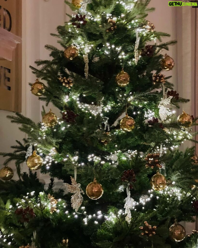 Lisa Haydon Instagram - Hope everyone had a cozy Christmas ❤️🤍❤️🤍 London, United Kingdom