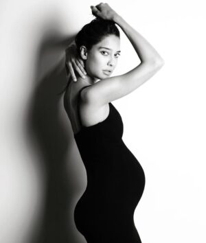 Lisa Haydon Instagram - In between 📸 w/ @shakeelbinafzal #19weekspregnant 🌓