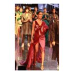 Lisa Haydon Instagram – Closing @amitaggarwalofficial ‘s #Flux show at @lakmefashionwk His whole collection was created out of reclycled and consciously created fabric from @r.elan.official . 👏👏👏 #FabricOfTheFuture #UpTheGame
@loveleen_makeupandhair
