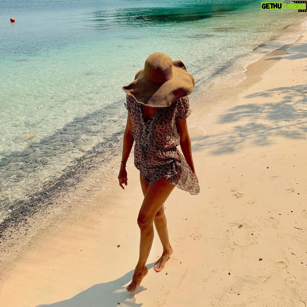 Lisa Haydon Instagram - Peachy Beachy
