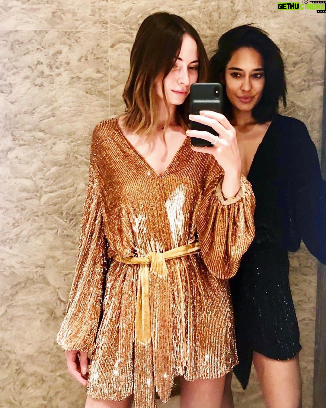 Lisa Haydon Instagram - Accidental Twinning with @cara_li91 in @retrofete 🥳 Thank you @karimelazar888 @adriancheng for this art inspired dinner. Enjoyed all of it. @k11artus @k11artfoundation K11 ARTUS
