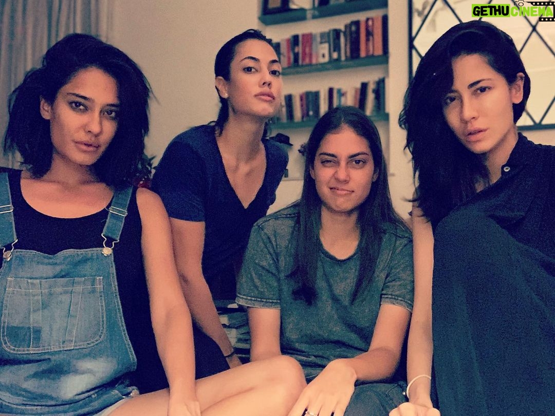 Lisa Haydon Instagram - 3rd culture kids #StraightFaceForWhat ?@ameetavenkat