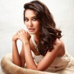 Lisa Haydon Instagram - I used to buy Kérastase before they started giving it to me. #JusSayin✋✌️ Soft, smooth and shiny hair, all thanks to the Iconic Elixir Ultime Oil by @kerastase_official. #CraveTheIconic #ElixirUltime #KerastaseIndia #haircareroutine 📸 @taras84 MUH @shaanmu