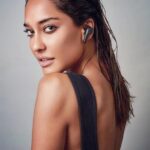 Lisa Haydon Instagram – ME: Alexa, play a Monday morning anthem.  ALEXA: playing ‘Living On A Prayer’ now by BonJovi
ME: thanks 🙄🙄 Alexa 
Keepin’ Monday runs real ✌️ with these #TrulyWireless  Motorola Verve Bud 500’s …. with built in ‘Alexa’ there’s NOTHING they can’t do!! #Motorola #vervebuds500  click the link in my bio or ‘swipe up’ in my story to get your own pair now ! … You’re welcome.