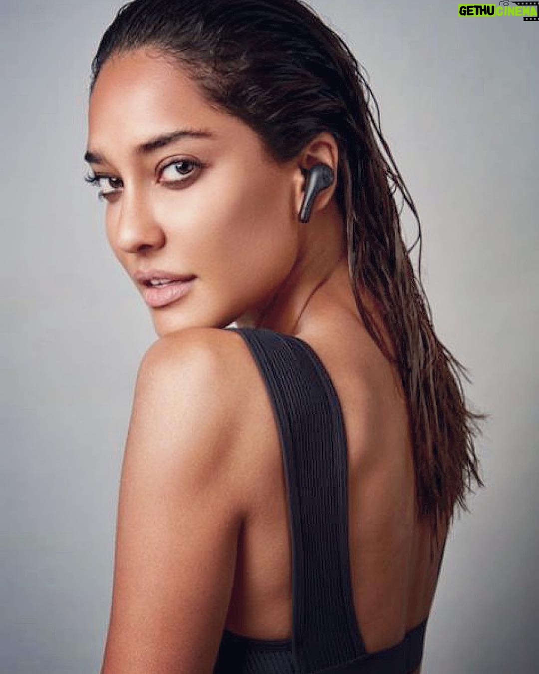 Lisa Haydon Instagram - ME: Alexa, play a Monday morning anthem. ALEXA: playing ‘Living On A Prayer’ now by BonJovi ME: thanks 🙄🙄 Alexa Keepin’ Monday runs real ✌️ with these #TrulyWireless Motorola Verve Bud 500’s .... with built in ‘Alexa’ there’s NOTHING they can’t do!! #Motorola #vervebuds500 click the link in my bio or ‘swipe up’ in my story to get your own pair now ! ... You’re welcome.