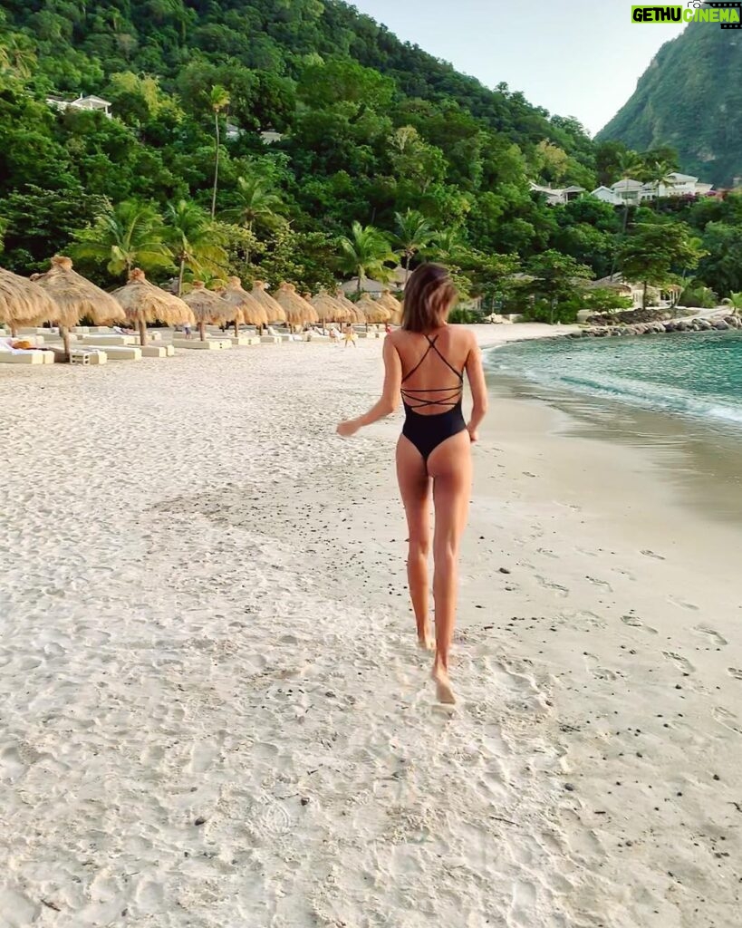Lisa Haydon Instagram - I’ll be here 🤙 Sugar Beach, A Viceroy Resort