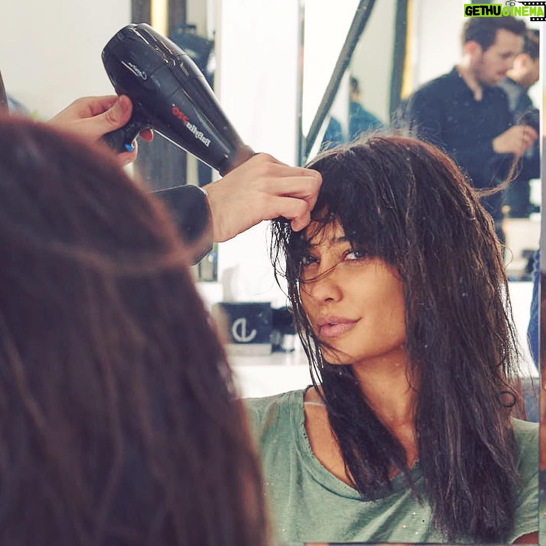 Lisa Haydon Instagram - Can't deny the importance of a good hairdresser...Getting my Christmas glam on with @kerastase_official #kerastaseindia #haircare