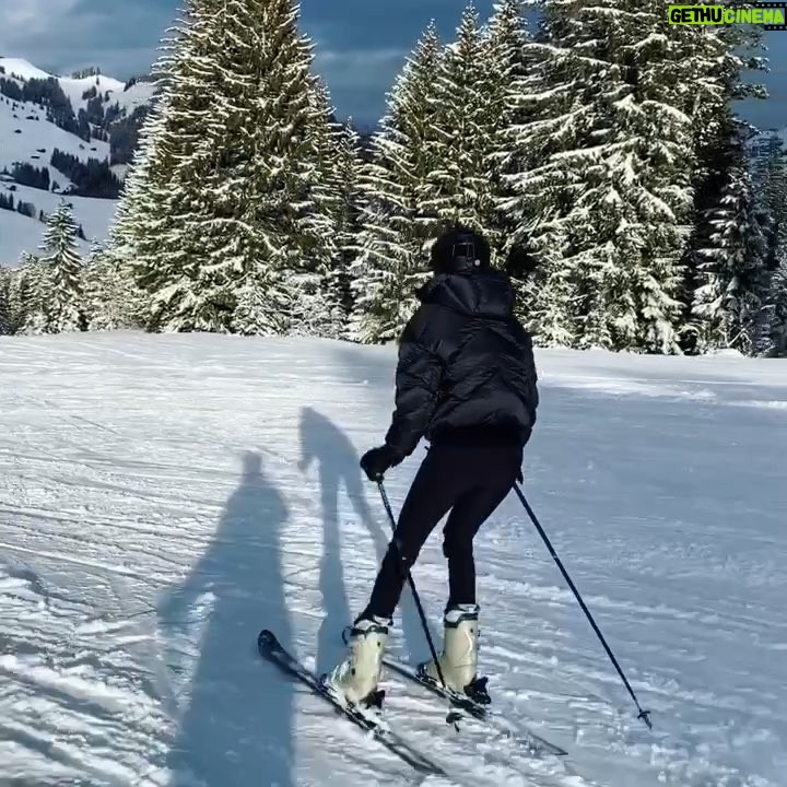 Lisa Haydon Instagram - Hitting those bunny slopes harrrd 😋❄️⛷🎄 Gstaad Switerland