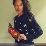 Lisa Haydon Instagram - My favourite Belgian indulgence, now in India. #chocolate #CoteDOr @cdoIndia 🍫🍫 🍫