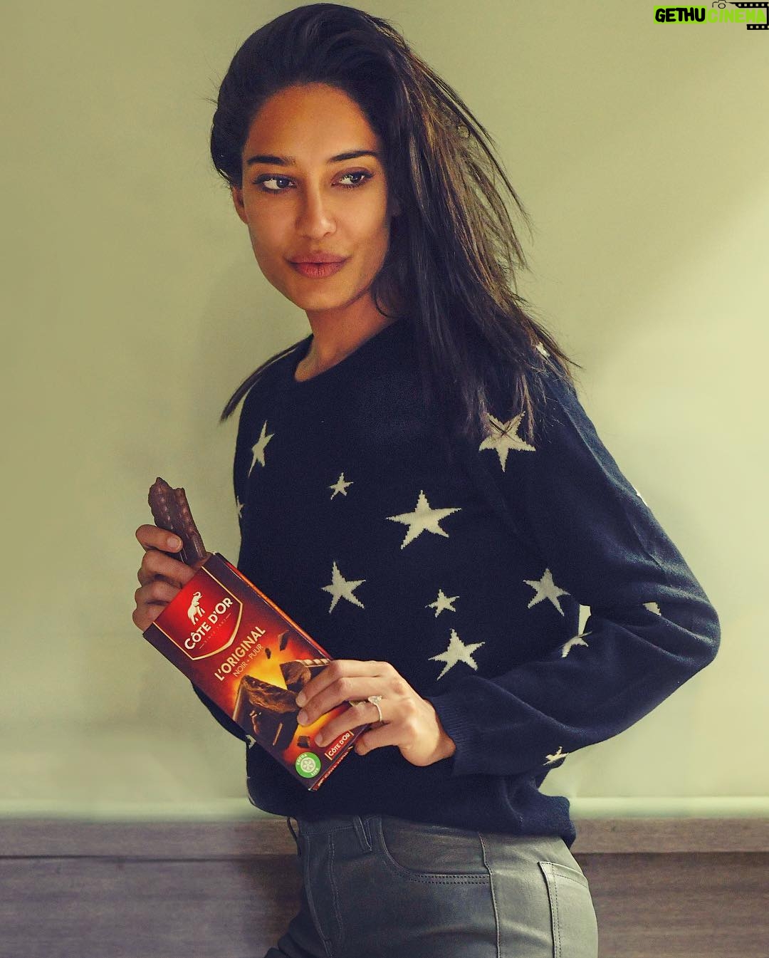 Lisa Haydon Instagram - My favourite Belgian indulgence, now in India. #chocolate #CoteDOr @cdoIndia 🍫🍫 🍫