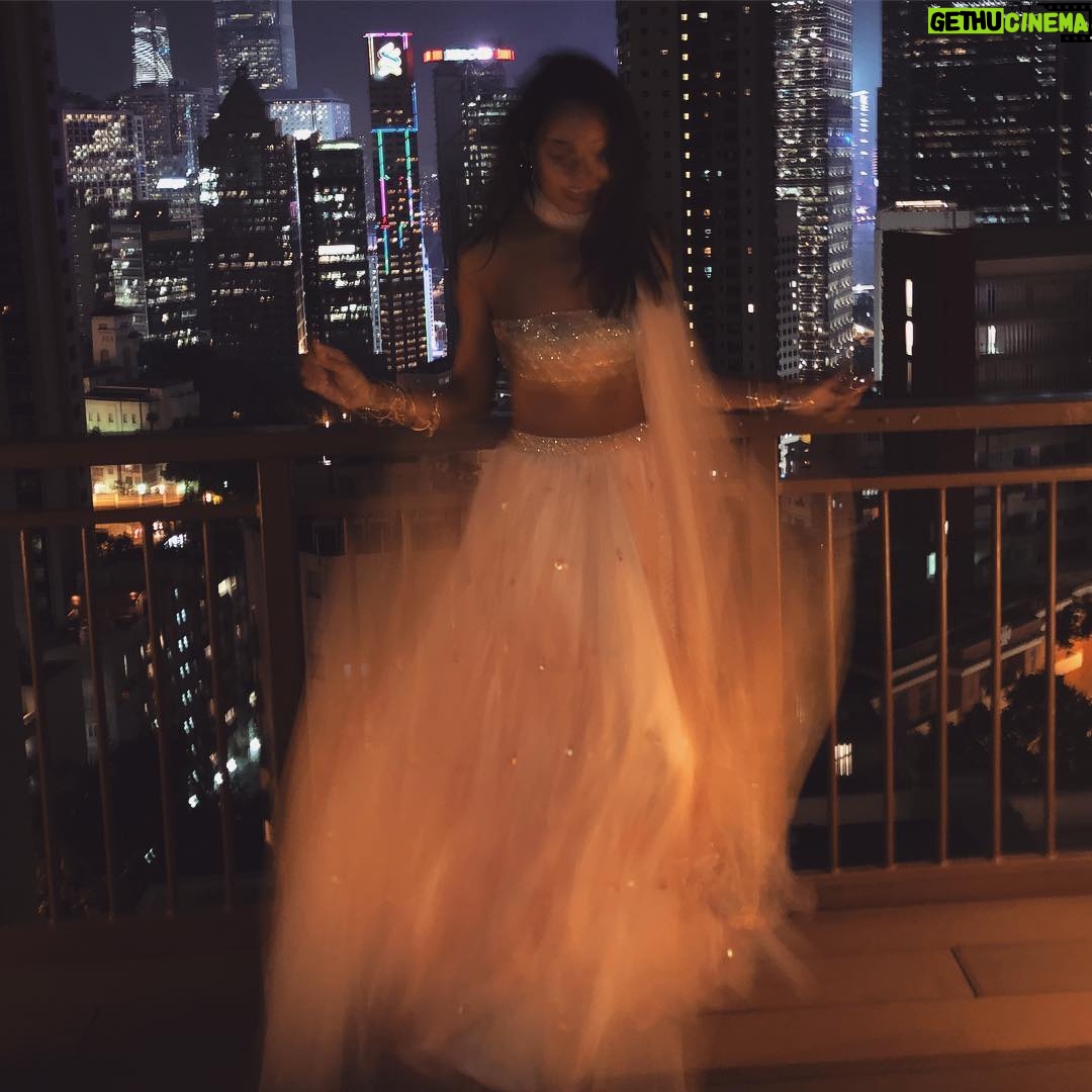 Lisa Haydon Instagram - may the Festival of Lights ignite us all! ✨✨ Happy Diwali! 👗 @simratmarwahatelier