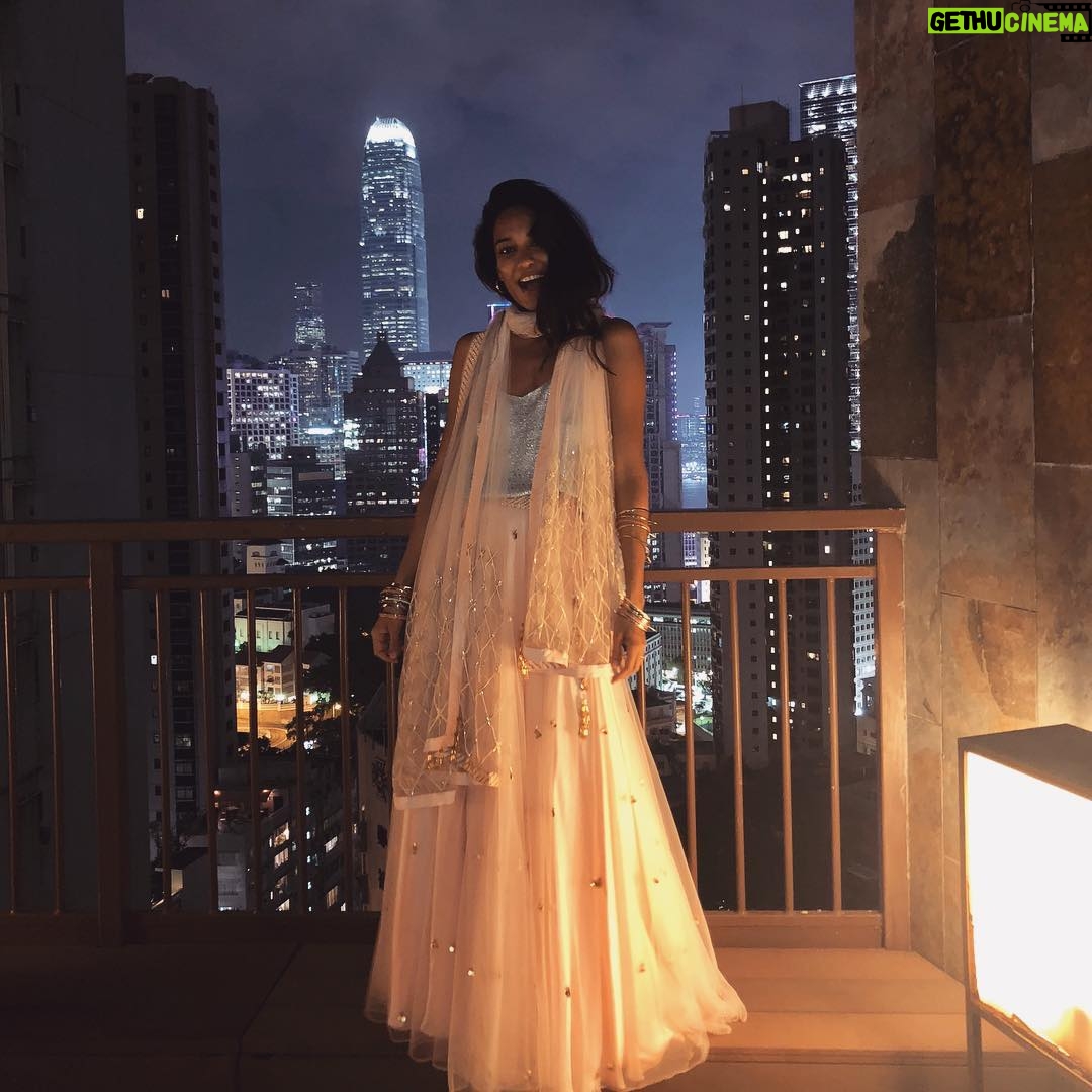 Lisa Haydon Instagram - may the Festival of Lights ignite us all! ✨✨ Happy Diwali! 👗 @simratmarwahatelier