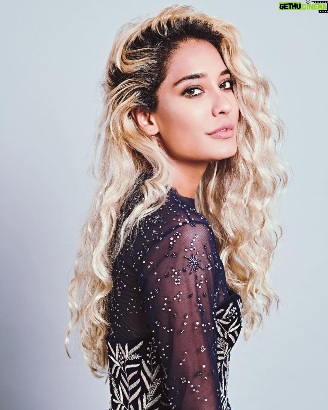 Lisa Haydon Instagram - 👋 @mishruofficial 🌌