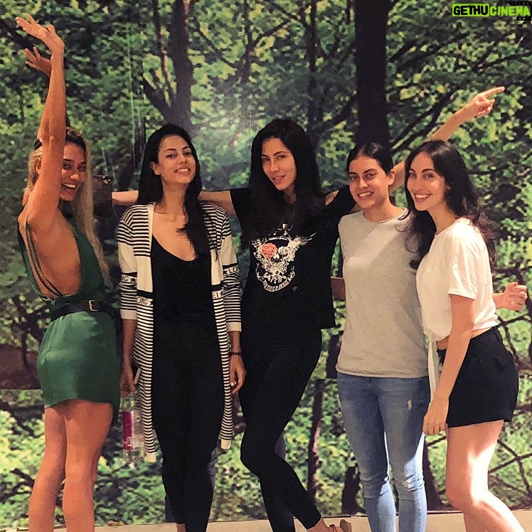 Lisa Haydon Instagram - 🧚♀️ “Now tap your 👠👠👠 x3, There’s no place like home”.
