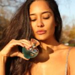 Lisa Haydon Instagram – Close your eyes and be transported straight to your favourite beach vacay. @Versace Dylan Turquoise totally encapsulates Summer in a bottle! Thankfully it is holiday season😉 @parcosbeauty #ad