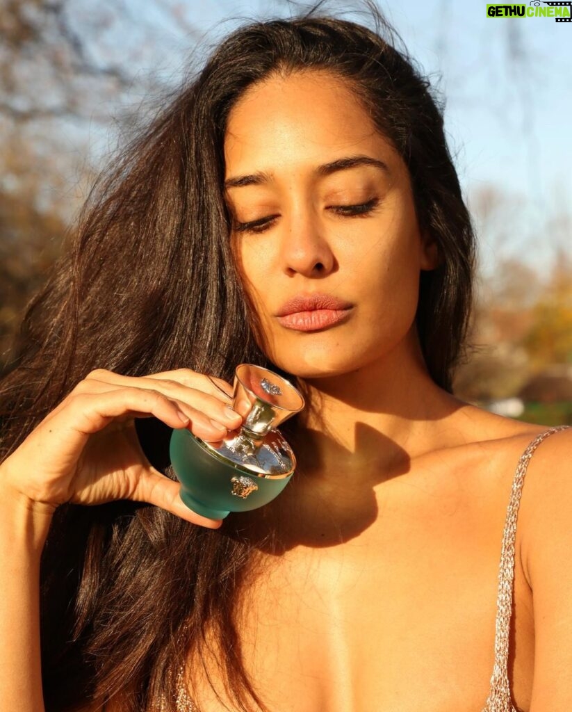 Lisa Haydon Instagram - Close your eyes and be transported straight to your favourite beach vacay. @Versace Dylan Turquoise totally encapsulates Summer in a bottle! Thankfully it is holiday season😉 @parcosbeauty #ad