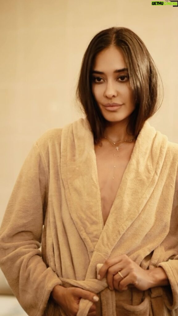 Lisa Haydon Instagram - I’ve always been a fan of a good bathing ritual at the end of a long day... here is a peek at mine with @personaltouchskincare. The Aquavault Oud body wash and body creme makes my skin feel nourished and radiant ✨ the soothing aroma of the candle to the decadent touch of their Feel me microfibre bathrobe and towel makes every moment pure bliss. Embracing these moments not only rejuvenates my skin but uplifts my soul too. #SelfCareEssentials #PersonalTouchSkincare #GlowingFromWithin #EverySkinNeedsaPersonalTouch
