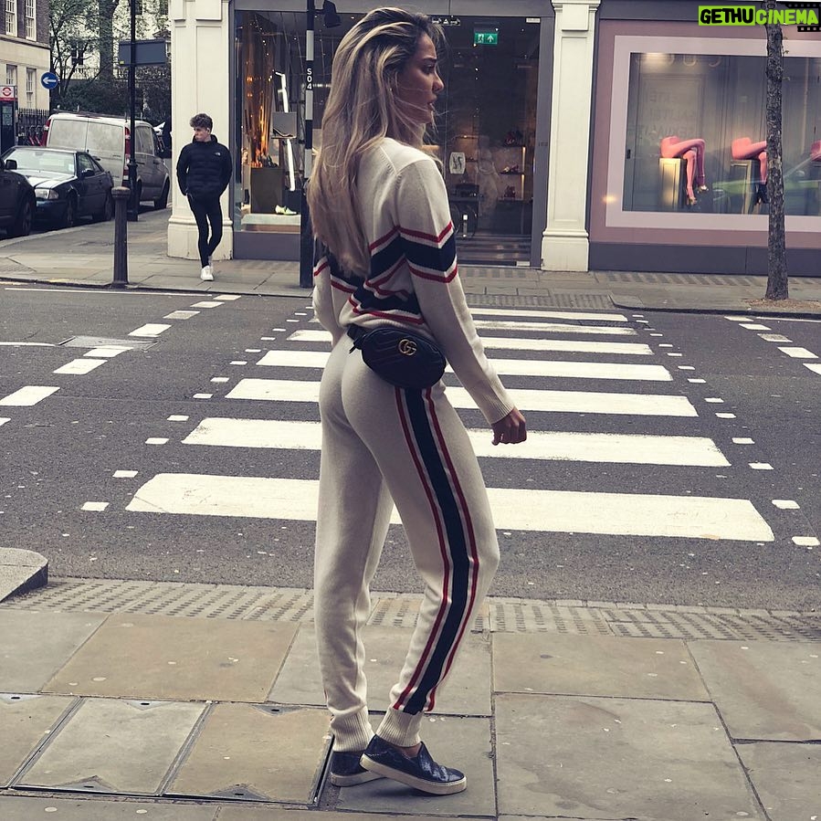 Lisa Haydon Instagram - Someone stopped in the street to ask where I got my jumper @madeleinethompsoncashmere
