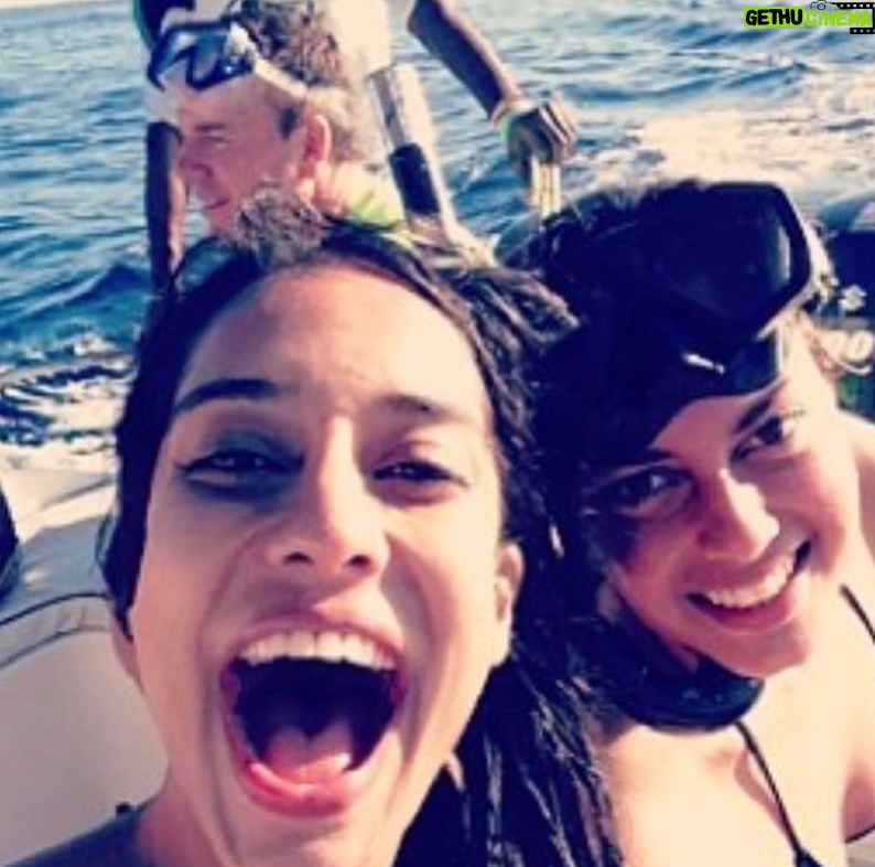 Lisa Haydon Instagram - I’d be running in ⭕️’s without all of you #circles #i⭕️u @ananya_birla who would you be running in circles without? X