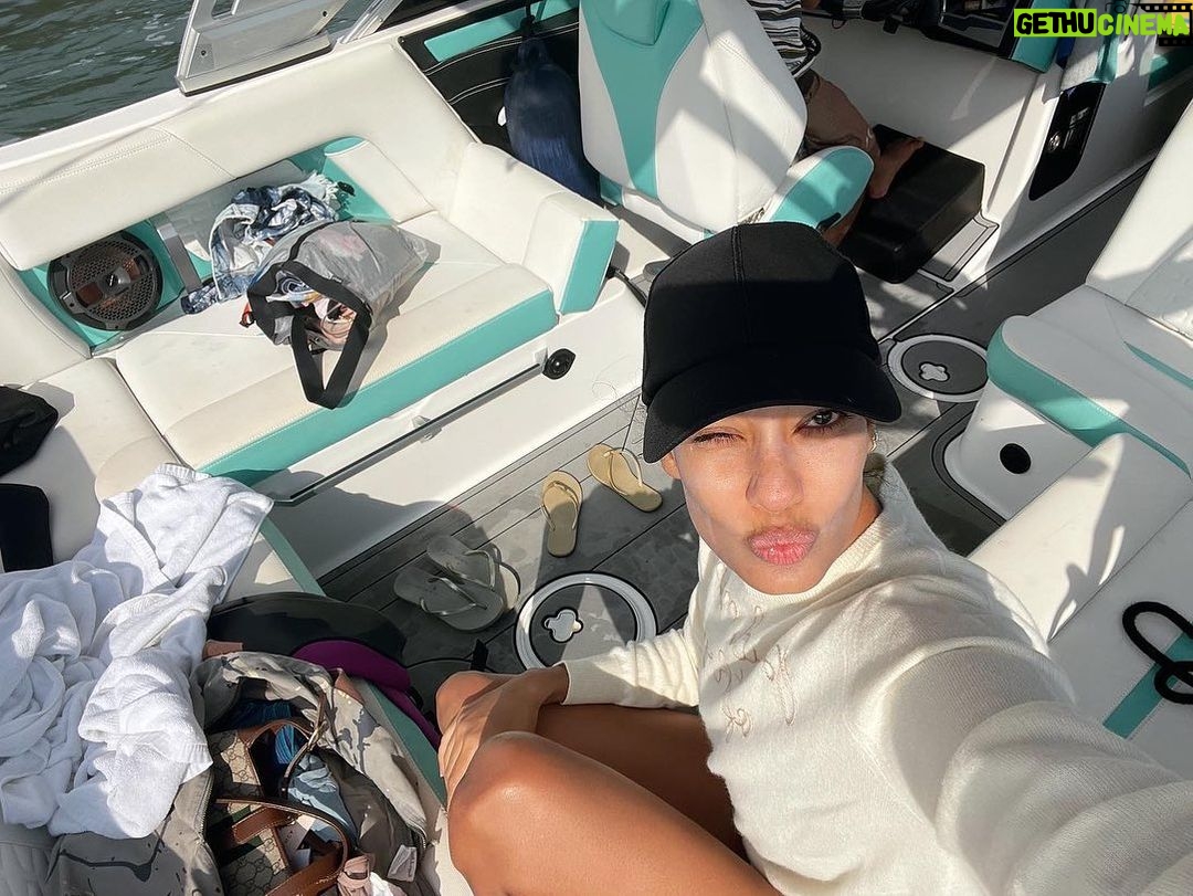 Lisa Haydon Instagram - Après surf🤙 👅 👁 Hong Kong