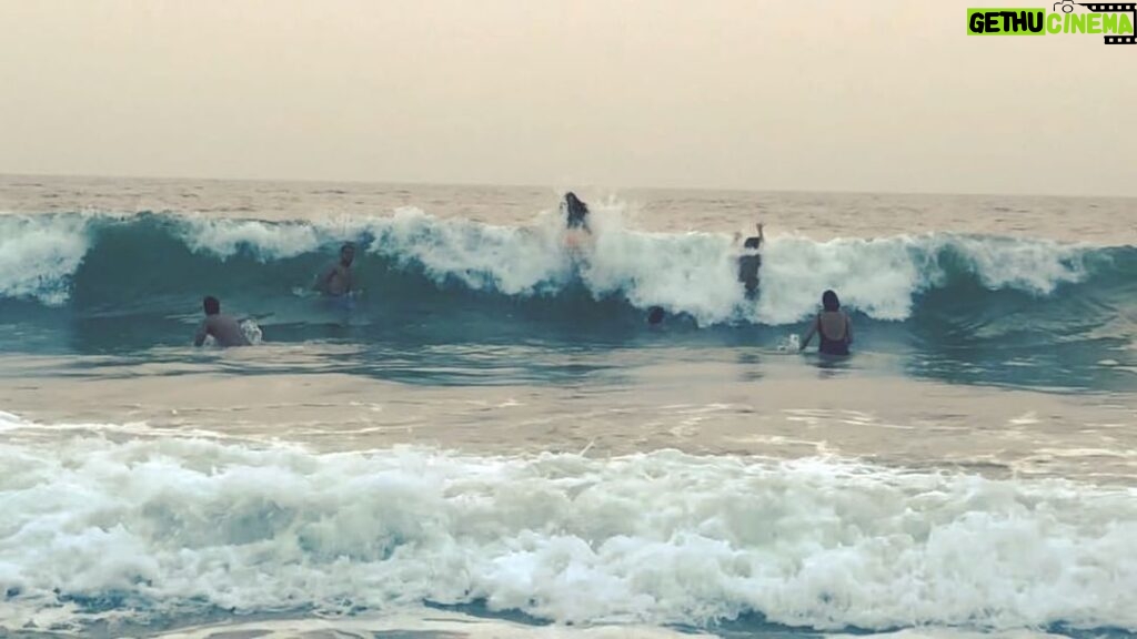 Lisa Haydon Instagram - Communal Beach Vibes Dona Sylvia Beach Resort
