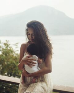 Lisa Haydon Instagram - Still here ….. burrrp 📸 @rubylaw #OneBurpAtATime