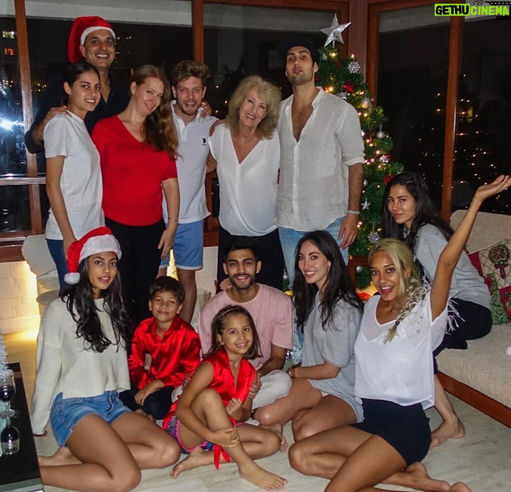 Lisa Haydon Instagram - Merry Christmas Everyone and Happy Birthday eternal number #1 🙏🎄