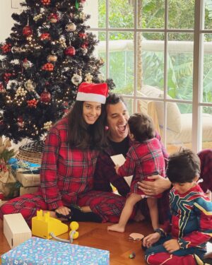 Lisa Haydon Instagram - Hope everyone had a verrryy Merry Christmas... missed my family this year but so grateful for friends like family (@simmigm @kathykwei @alisonelazar @karimelazar888 )that made our Christmas so fun and cozy.  I have about 300 imperfect photos this Christmas 😅 tried so hard but this was the best we managed. Zack crying to have to keep still, Leo chewing on whatever wrappings he can find ... oh well, we happy, not perfect 🤷‍♀️💕❤️