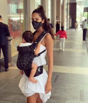 Lisa Haydon Instagram - Love a good carrier ... Improves the quality of time spent running errands and getting other stuff done. This one is from @artipoppe 

Is no mask is the new naked?  of course the 😷 to match 😎 
#thenewnorm