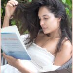 Lisa Haydon Instagram - In case you didn’t catch this little video on @vogueindia insta page here are a few of my feel-good rituals. Enjoy 😉 Video shot by @lamma with @kerastase_official