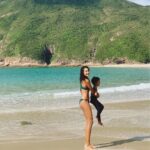 Lisa Haydon Instagram - It was worth it ... waking up at 6am to have this beach alllll to ourselves thanks @nicspichi for the motivation 🥰 and the photos 🤪 Hong Kong